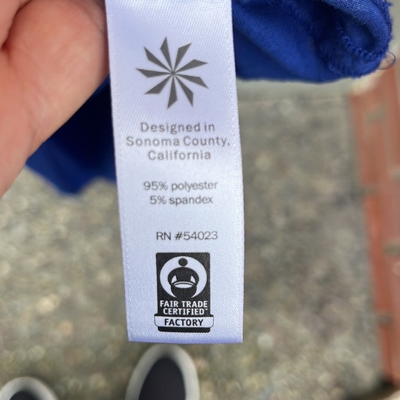 Athleta women’s blue top size small 95% polyester and 5% spandex - Picture 5 of 6